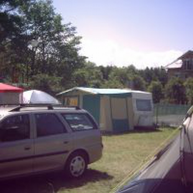 POLE NAMIOTOWE Z PRZYCZEPAMI CAMPINGOWYMI